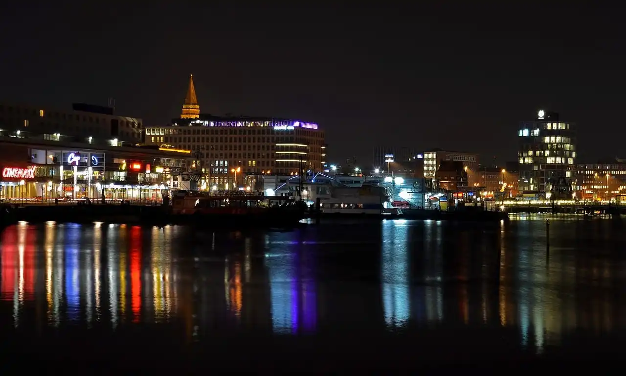 Blick über die abendliche Skyline von Kiel